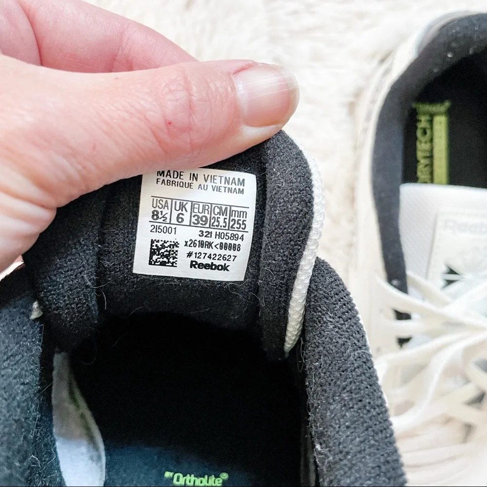 Classic Reebok Sneaker - Picture 5 of 5